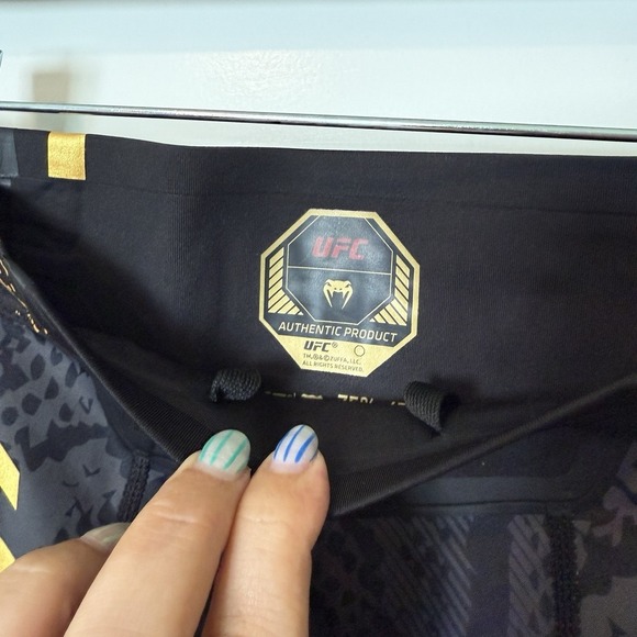 UFC Venum Adrenaline Vale Tudo Shorts NEW Size Medium Black & Gold FIGHT NIGHT - Picture 4 of 5